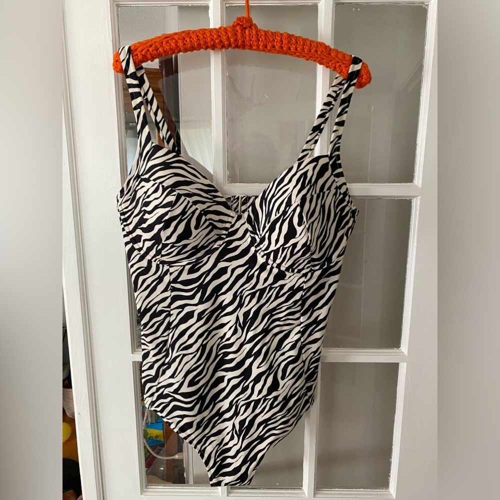 W2XL underwire zebra pattern super slimming bathing suit